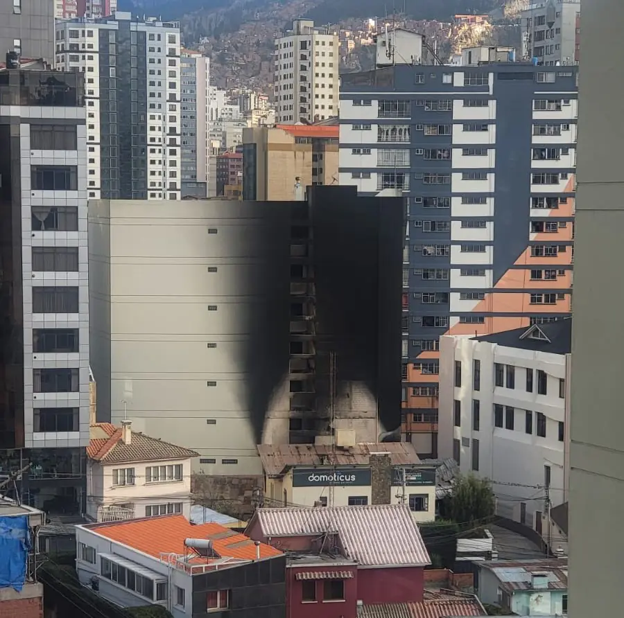 25 familias afectadas por incendio en Sopocachi; propietarios anuncian acciones legales WhatsApp Image 2025 07 22 at 09.17.16