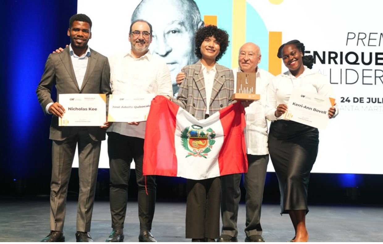 Joven peruano gana el II Premio Enrique García al Liderazgo por su proyecto de inclusión financiera WhatsApp Image 2025 08 15 at 10.41.57