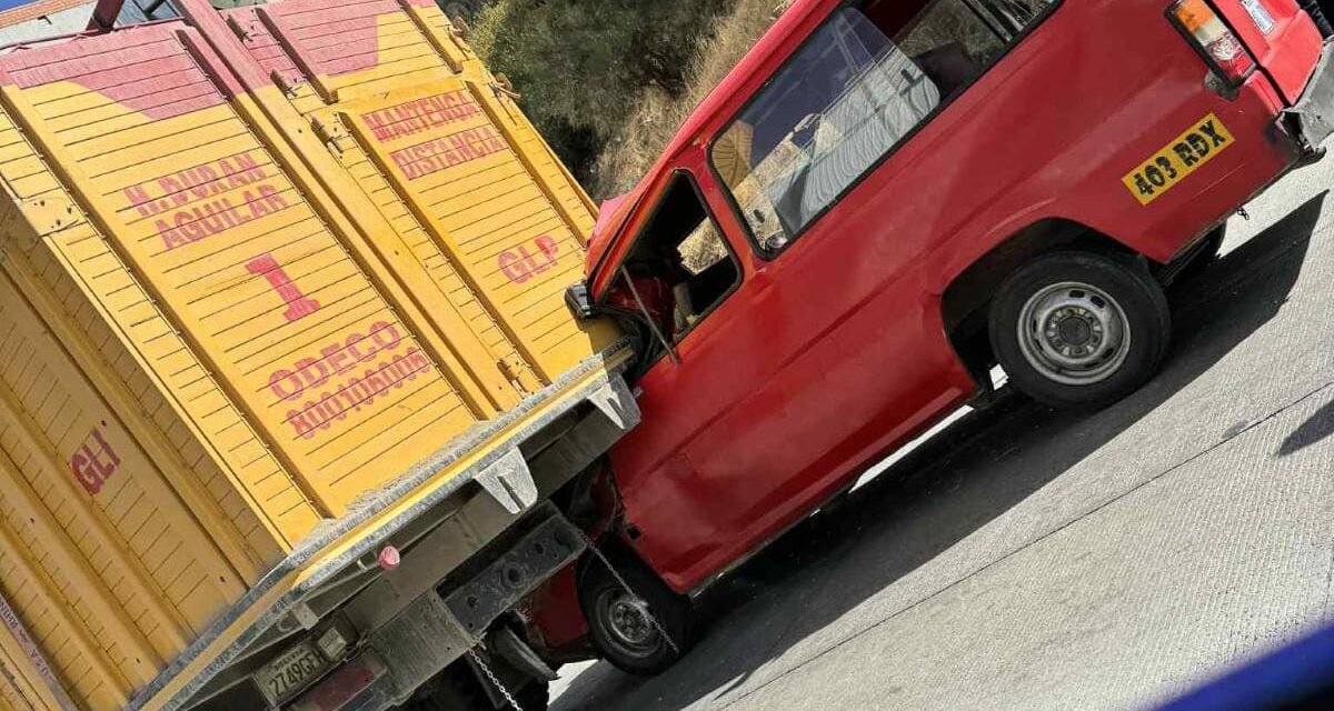 Un muerto y seis heridos deja el choque de un minibús contra un camión en la autopista La Paz – El Alto WhatsApp Image 2025 09 22 at 5.06.36 PM e1758577800162