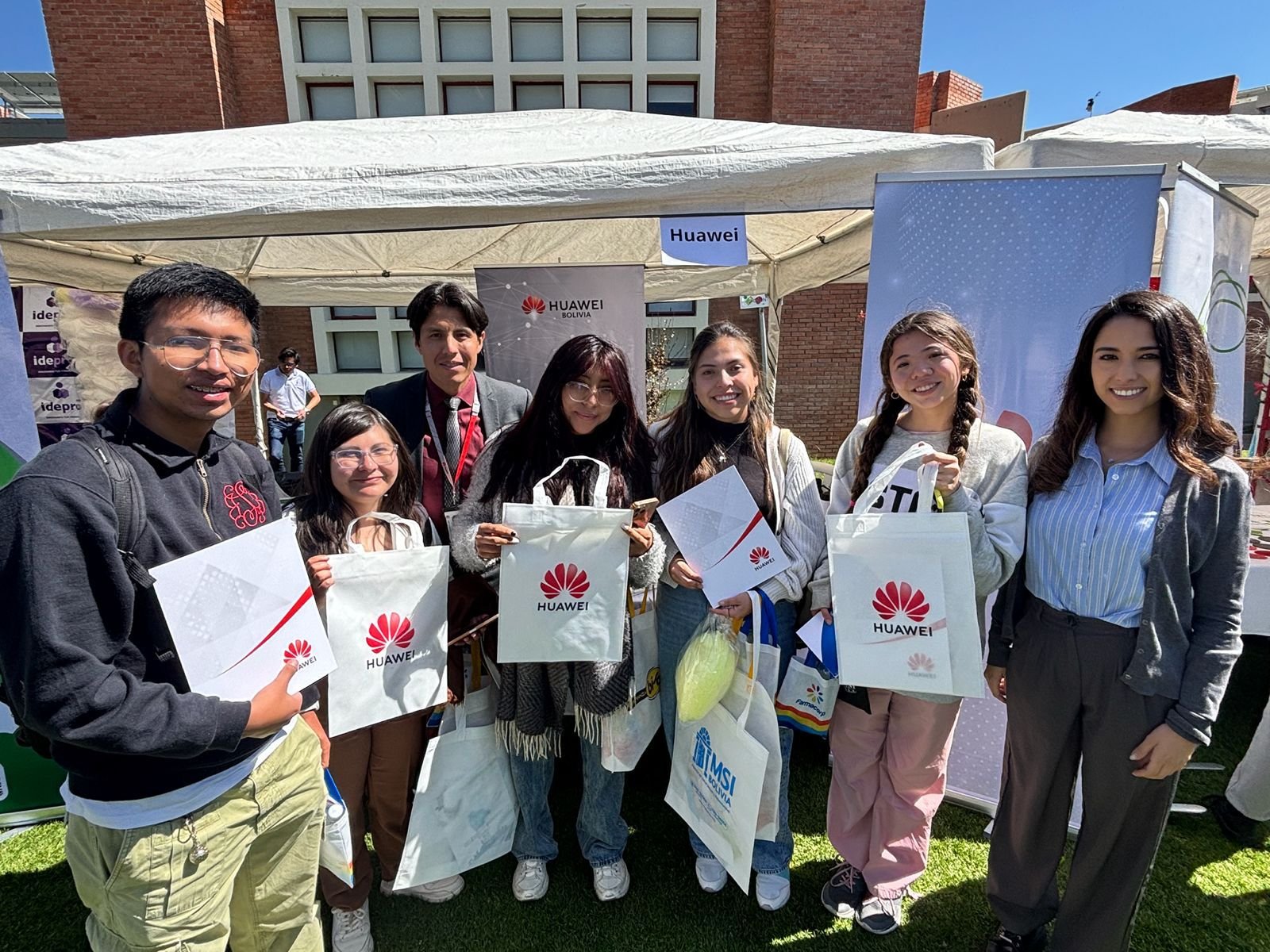 Huawei conecta talento joven con oportunidades en la Feria de Empleabilidad UPB 2025 3 WhatsApp Image 2025 09 24 at 15.37.17