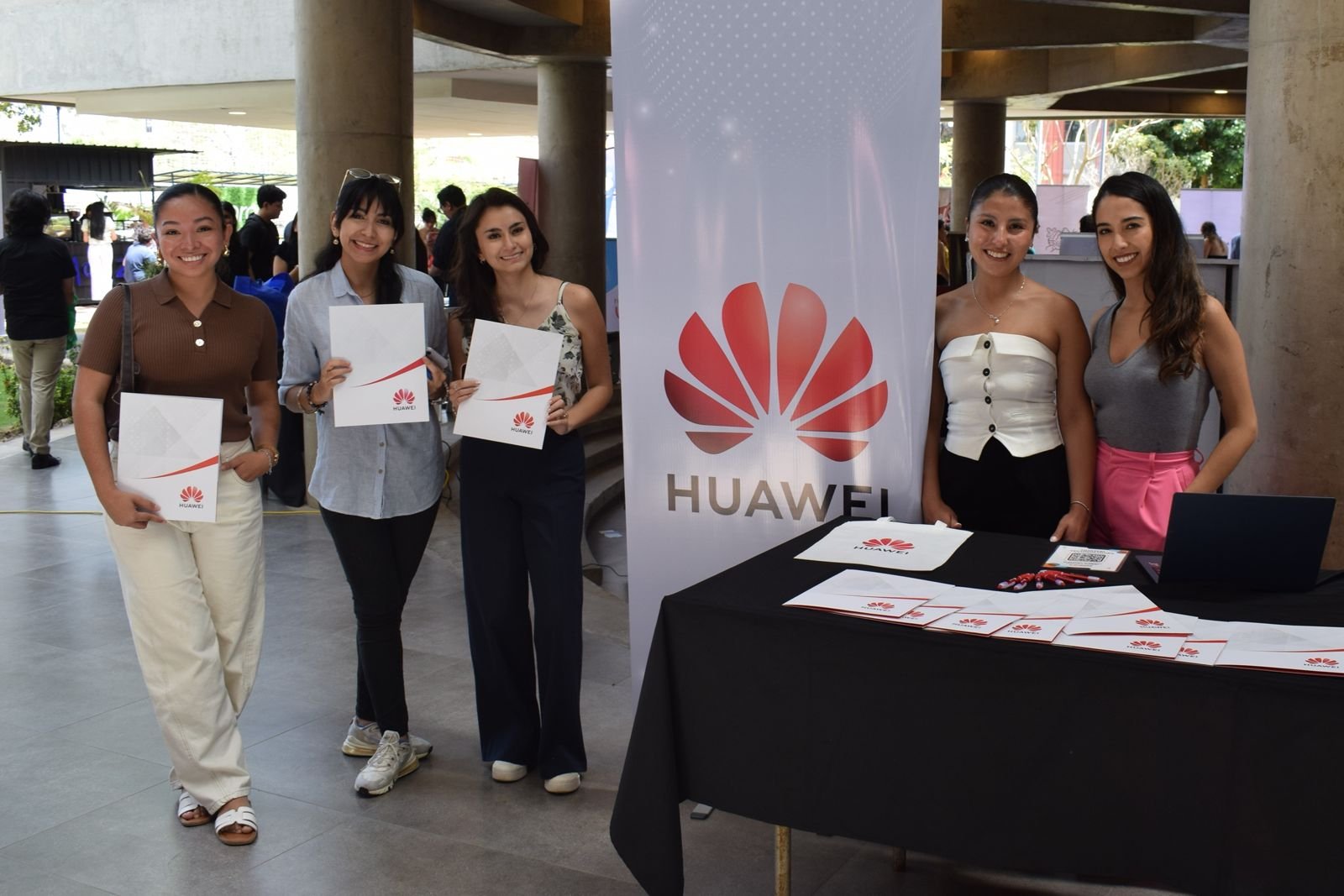Huawei conecta talento joven con oportunidades en la Feria de Empleabilidad UPB 2025 WhatsApp Image 2025 09 24 at 15.37.18