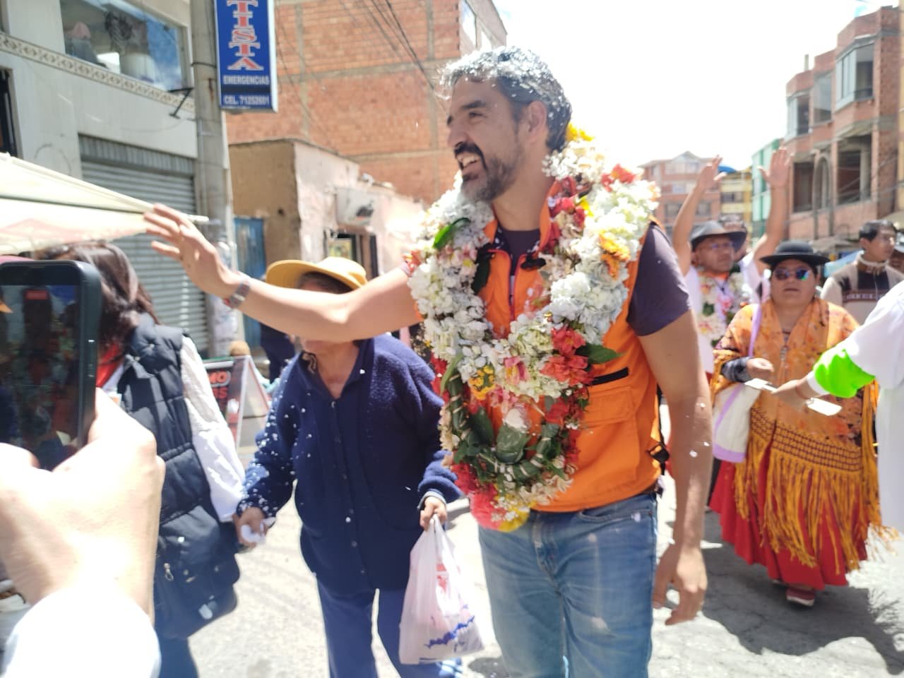 Xavier Iturralde lidera multitudinaria caminata en San Antonio y reafirma su compromiso de recuperar la dignidad paceña WhatsApp Image 2025 12 06 at 14.01.35 1