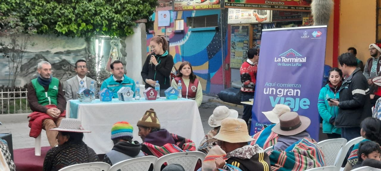 Terminal de buses de La Paz habilita albergue transitorio para migrantes con apoyo de instituciones aliadas WhatsApp Image 2025 12 06 at 22.01.08