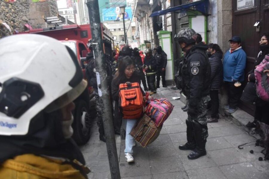 La Paz: Incendio de casa colonial dejó 30 afectados y cerca de $us 600.000 en pérdidas WhatsApp Image 2025 12 08 at 08.26.35 1 696x464 1 1