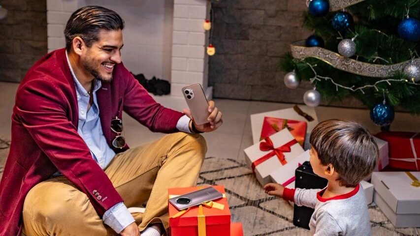 Regalar tecnología será la tendencia de esta Navidad: HONOR presenta opciones de smartphones con combos navideños WhatsApp Image 2025 12 08 at 17.44.09 e1765233322294