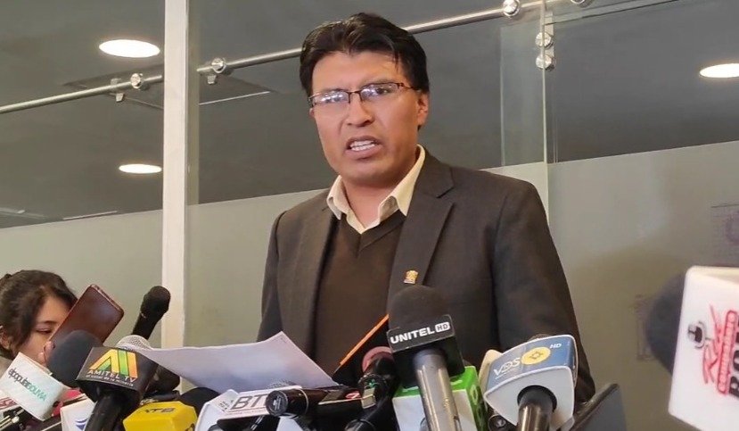 Senador Condori plantea referéndum para bajar sueldos de legisladores WhatsApp Image 2026 01 26 at 2.07.40 PM