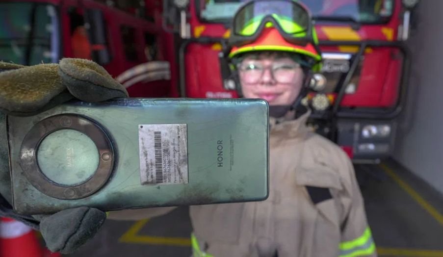 Dispositivo HONOR Magic 5 Lite de bombera en Chile sobrevive a incendio forestal WhatsApp Image 2026 02 02 at 11.01.23 1