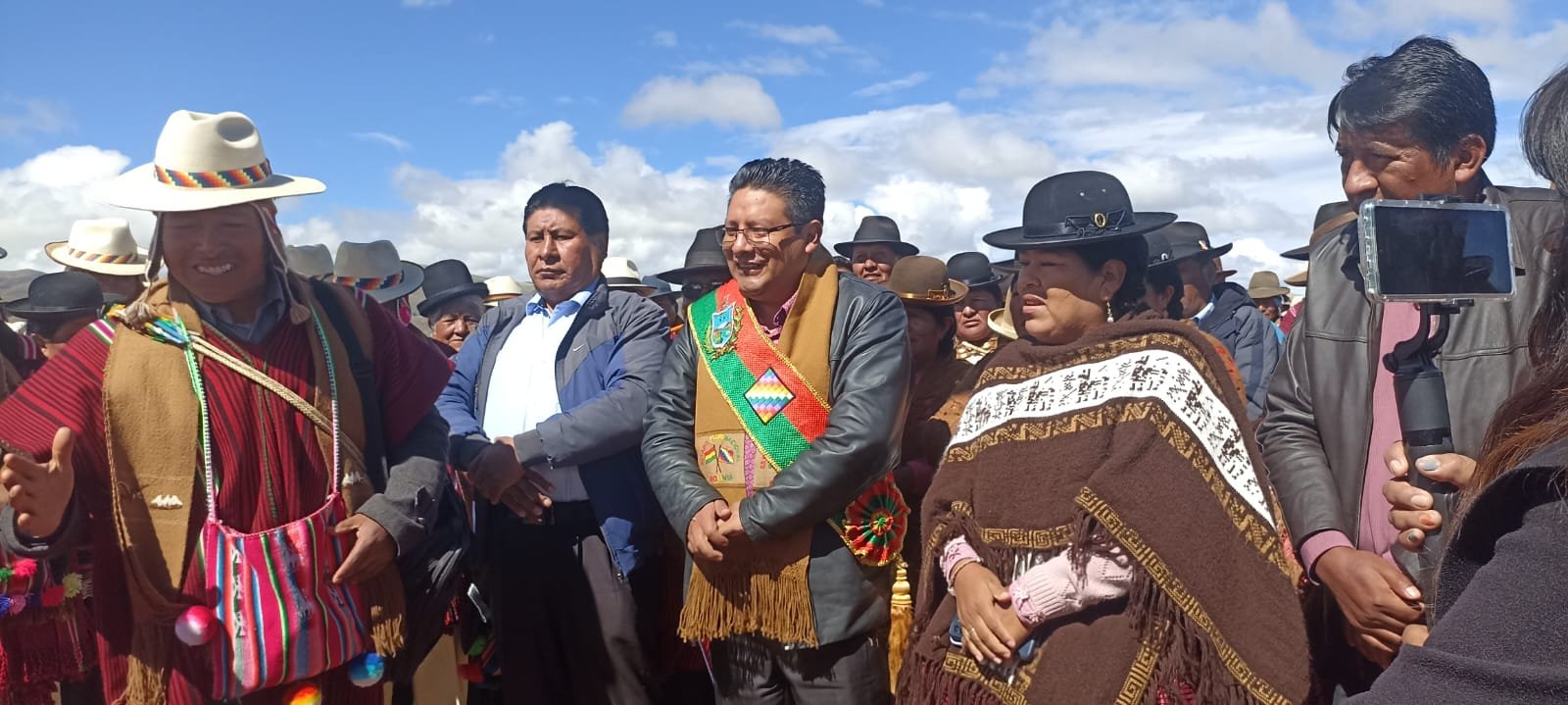 Comienzan las obras de un puente vehicular en Laja y Santos Quispe garantiza una carretera y pozos profundos WhatsApp Image 2026 02 18 at 16.57.04