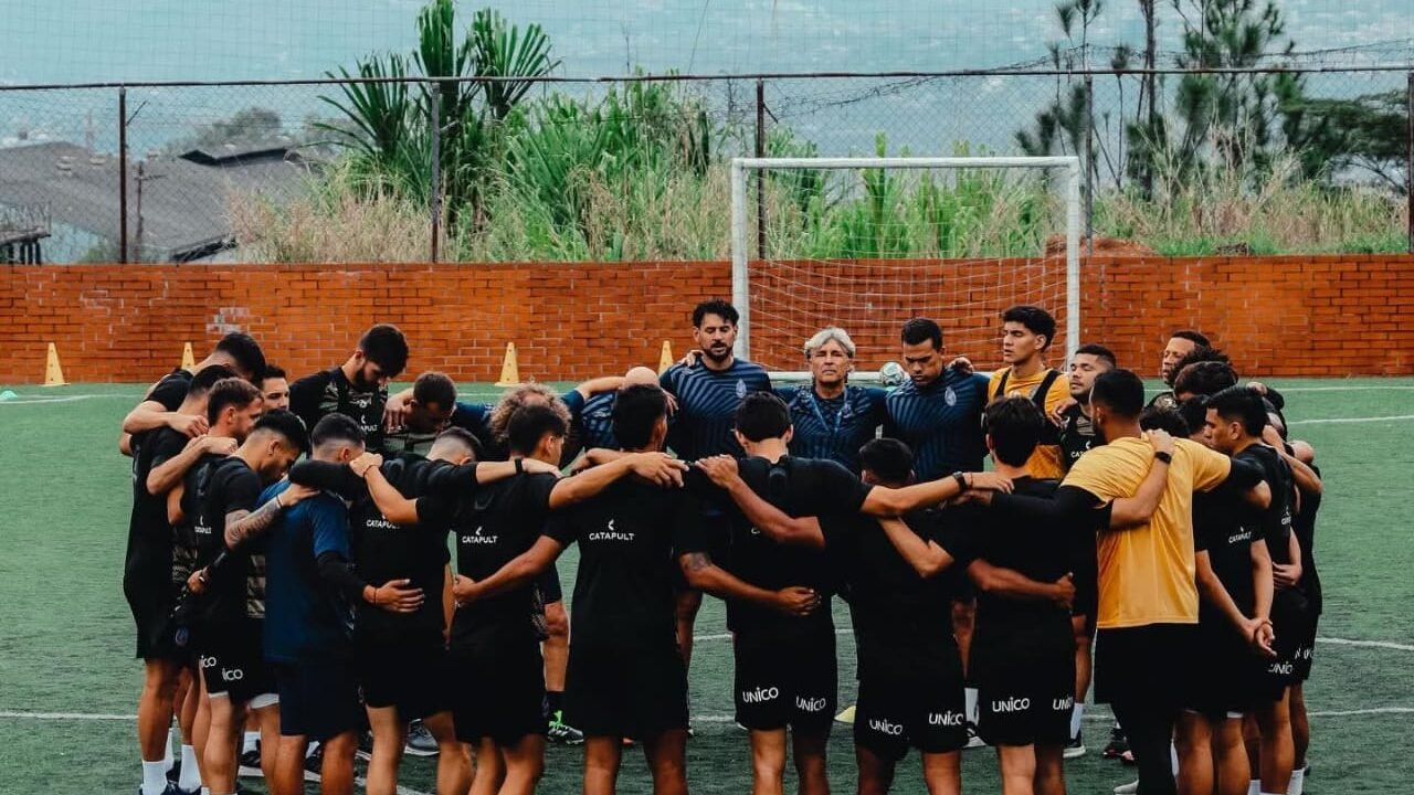 Deportivo La Guaira llegará a La Paz el mismo día del partido para enfrentar a Bolívar WhatsApp Image 2026 04 13 at 09.19.03 e1776088298631