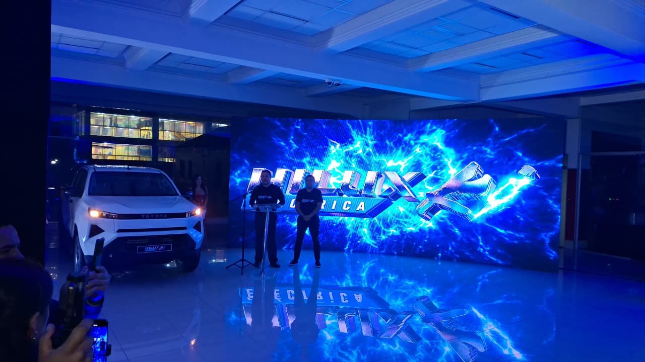 Toyosa presenta la nueva Hilux electrica, la inversión segura ahora también es electrica WhatsApp Image 2026 04 15 at 23.52.15