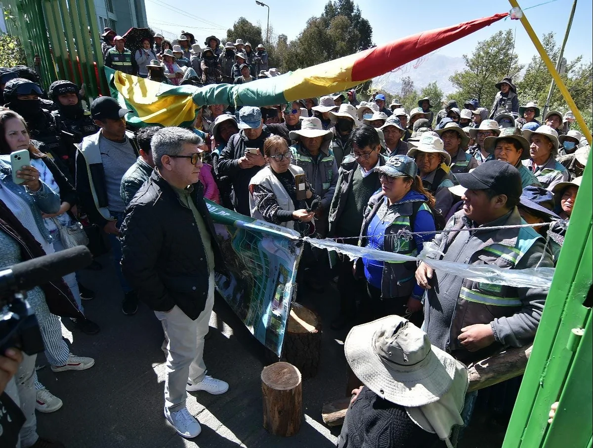 La Paz: trabajadores de Emaverde bloquean ingreso de la empresa y exigen tres meses de sueldos WhatsApp Image 2026 08 28 at 12.55.20 PM
