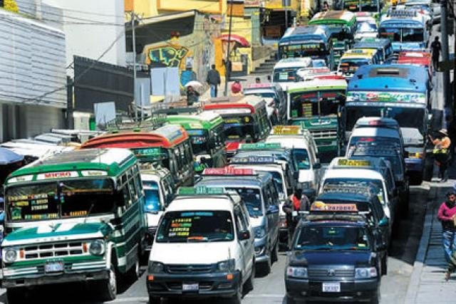 Pasajes en La Paz: choferes anuncian paro de 48 horas y deciden no ir al diálogo aa