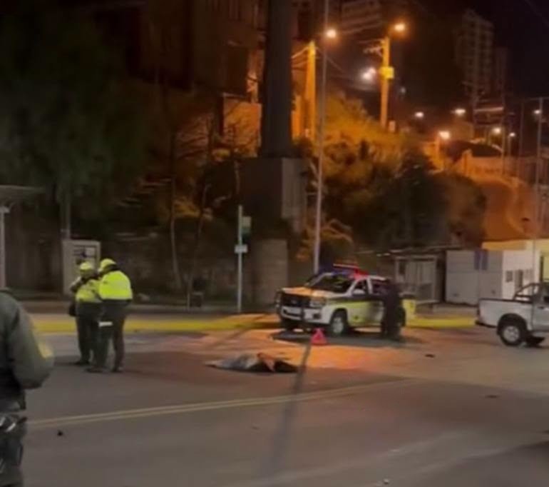 Una mujer muere tras choque entre motocicleta y camioneta en la avenida del Poeta, La Paz accidente