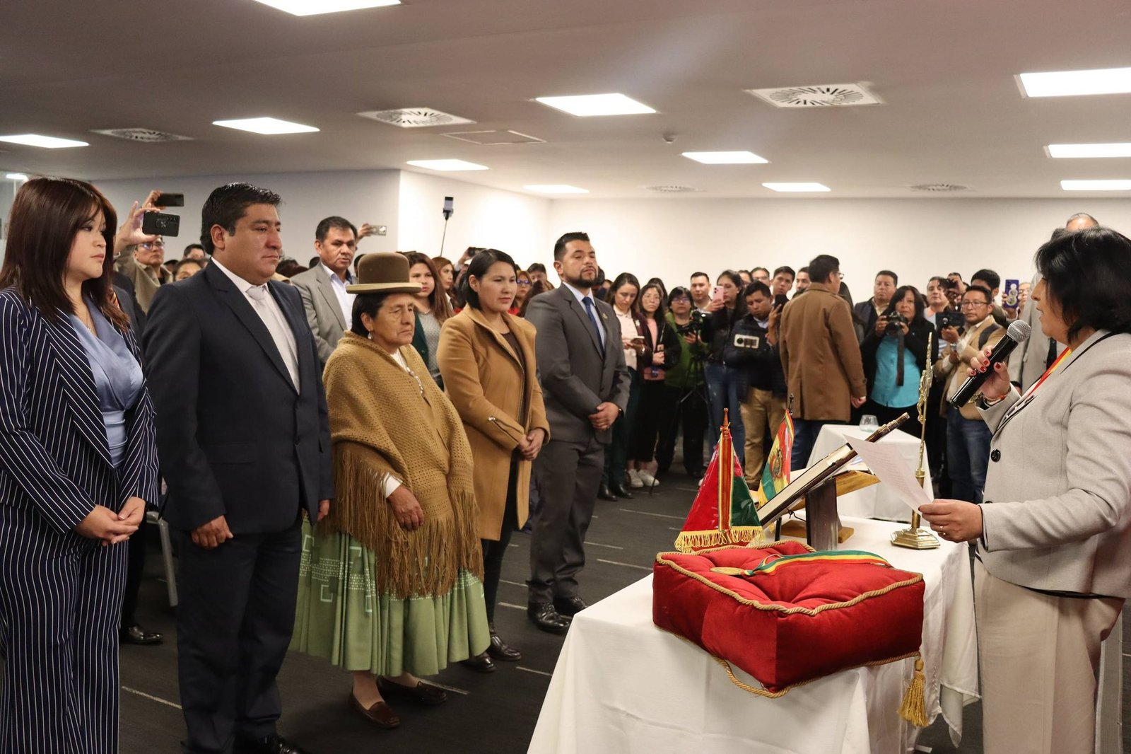 Presidente de la Cámara de Diputados posesiona a nueva Directiva de la Brigada Departamental de La Paz adaaa