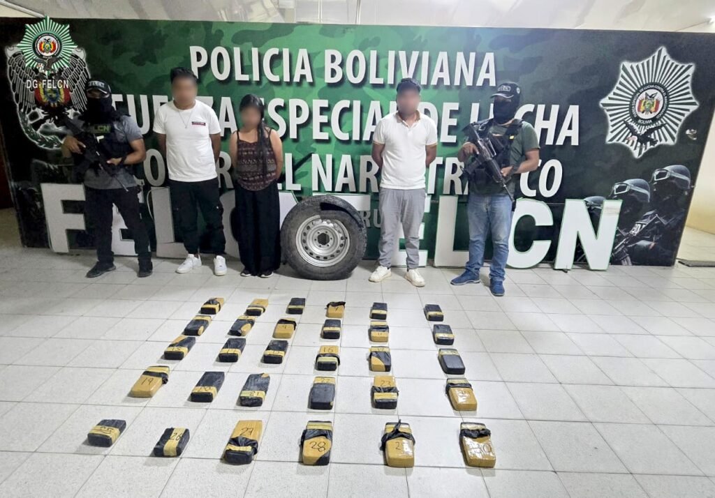 Felcn intercepta vehículo y encuentra 30 paquetes de cocaína en el interior de una llanta de auxilio aprehendidos 1 1024x714 1