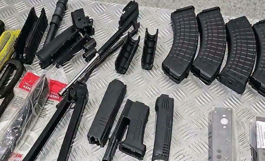 Aprehenden a nuevo implicado en llegada de fusiles AK-47 al aeropuerto de Viru Viru armas 2 1