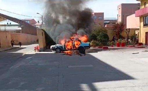 Un taxi arde en llamas tras cargar combustible en un surtidor y es sofocado con cerveza en El Alto auto
