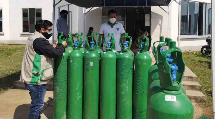 UMSA entrega 300 botellones de oxígeno en 2 semanas para enfrentar la escasez por bloqueos b 61591 llega oxigeno medicinal a hospitales de la paz y el alto tras gestiones de la gobernacion 1
