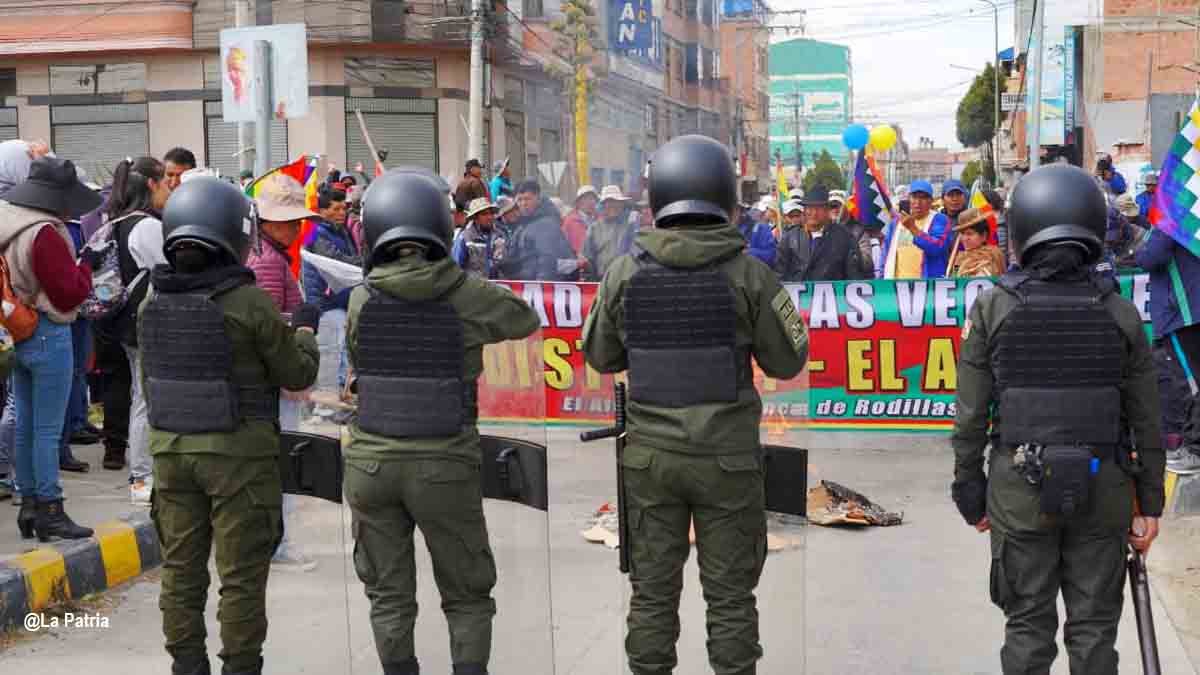 Bloquean nuevamente el ingreso al aeropuerto de El Alto y afectan a pasajeros bloqueo 15