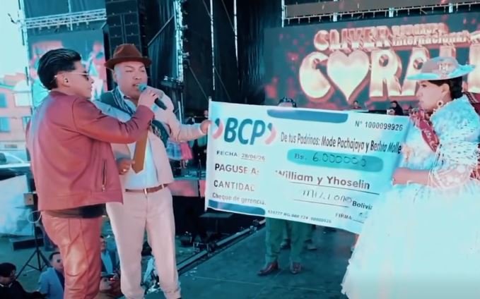 Padrinos regalan Bs 6 millones a una pareja de recién casados en El Alto boda