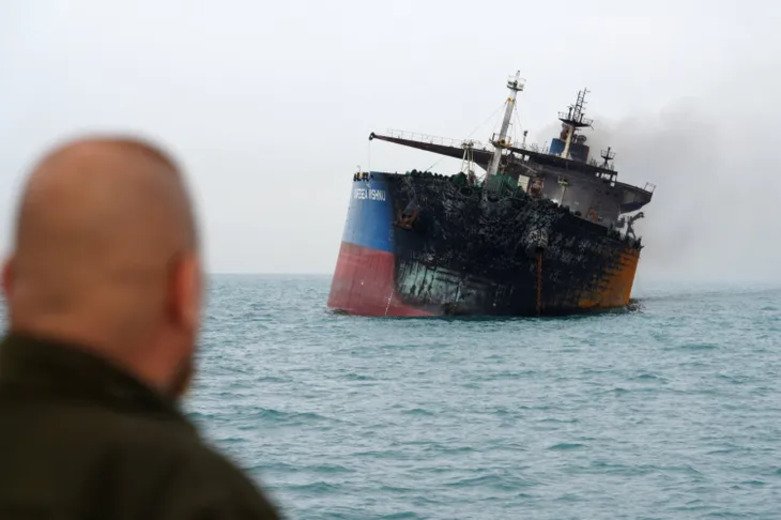 Irán amenaza con cierre total de Ormuz si EEUU ataca sus centrales eléctricas buque estrecho ormuz 1