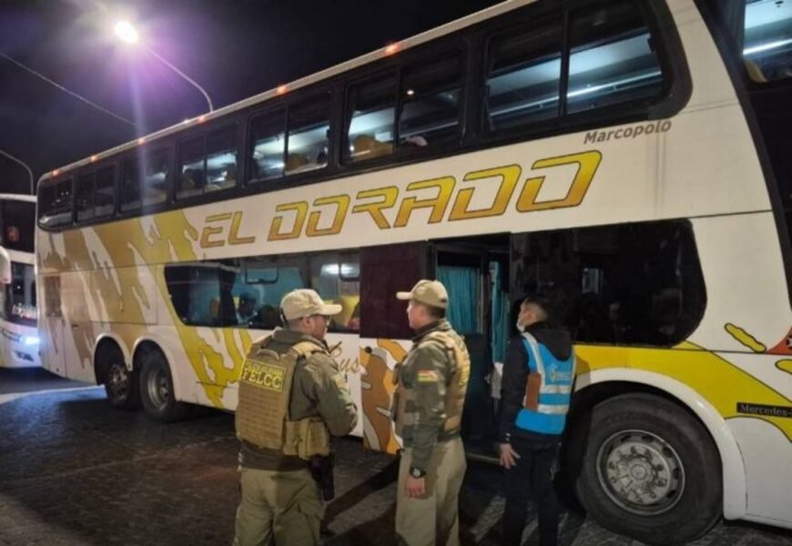 «Abordan a las víctimas y ganan su confianza»: Terminal de Buses de La Paz registra 14 casos de dopaje en 2025 bus conttrol 696x480 1 1