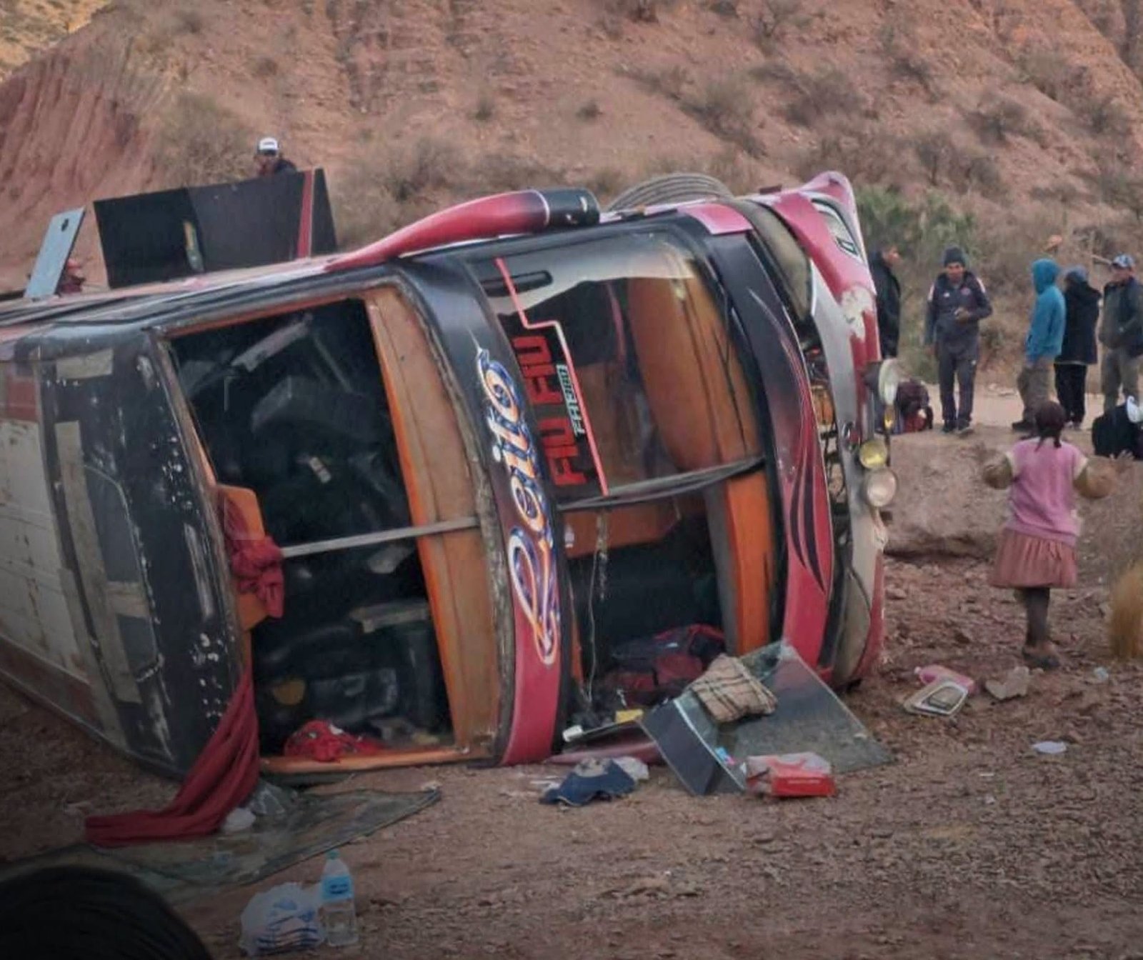 Potosí: vuelco de bus en Tupiza deja varios heridos bus el inca