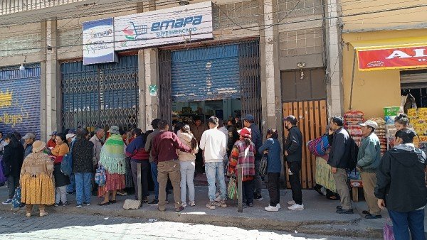 Ante al incremento del precio del arroz en los mercados, familias hacen filas en Emapa c largas filas en emapa para comprar arroz y azucar 1717543760