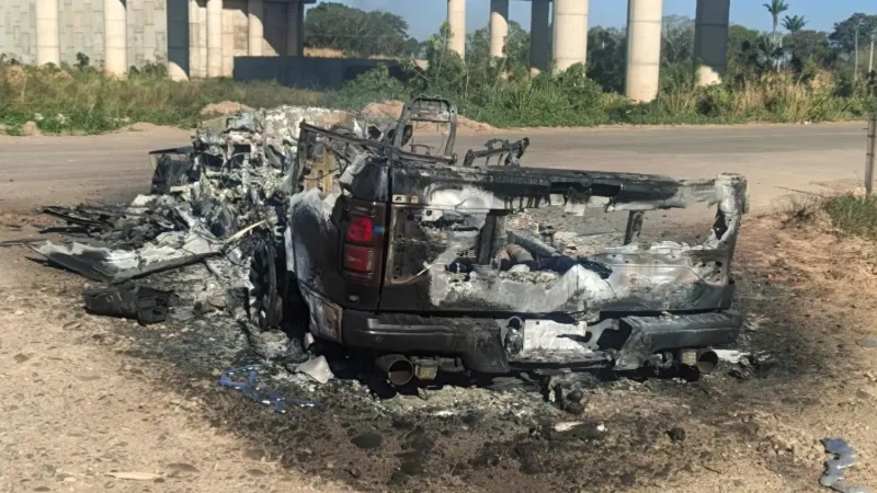 Camioneta se incendia en la carretera a Viru Viru y queda reducida a chatarra en Santa Cruz camioneta