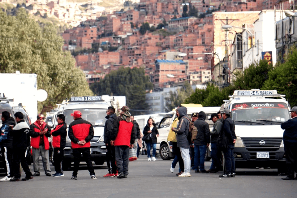 Choferes de La Paz definen paro movilizado desde el lunes y piden la renuncia de Paz choferes 1 960x640 1