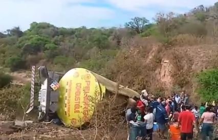 Santa Cruz: camión cisterna vuelca en la ruta a Charagua y vecinos se llevan combustible cisterna 1