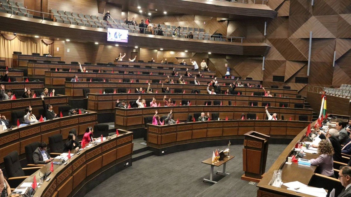 Comisión legislativa investigará contratos y calidad de carburantes comis jpg