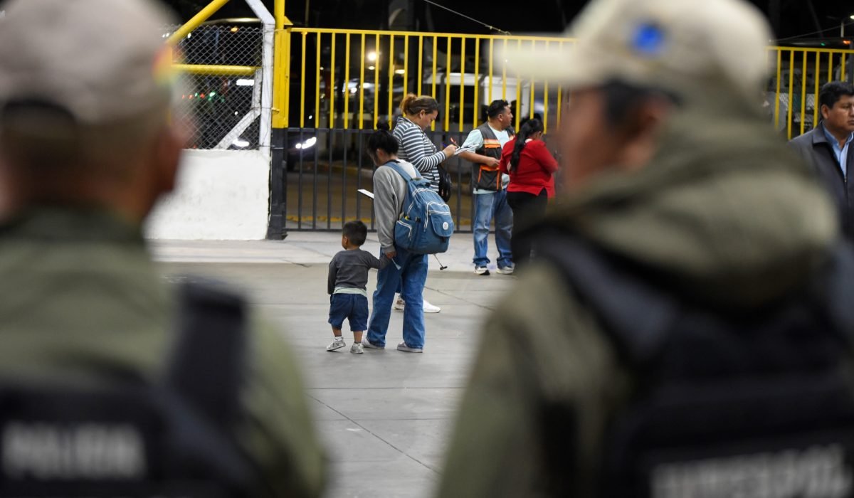 Aprehenden a tres personas por presunta trata de una niña de 4 años trasladada de Santa Cruz a La Paz controles en la terminal bimodal para prevenir la trata y trafico de menores