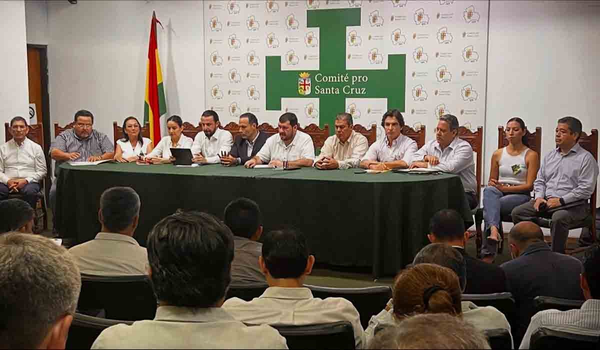 Gobierno y cívicos de Santa Cruz acuerdan 10 medidas para enfrentar la crisis de combustibles crisis de combustible autoridades y civicos crucenos se reunen con ypfb 17 08 2026