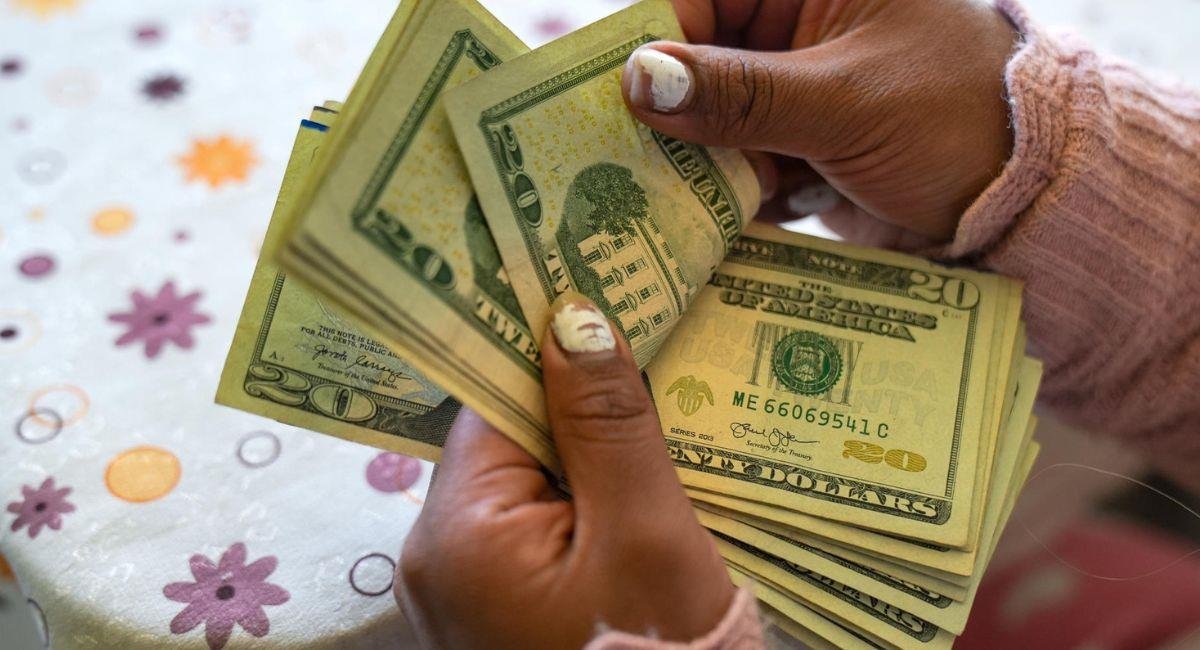 IBCE señaló que mantener el dólar fijo por 15 años causó «graves problemas» a productores crisis del dolar en bolivia analistas piden mas reformas ademas del tipo de cambio 1349265
