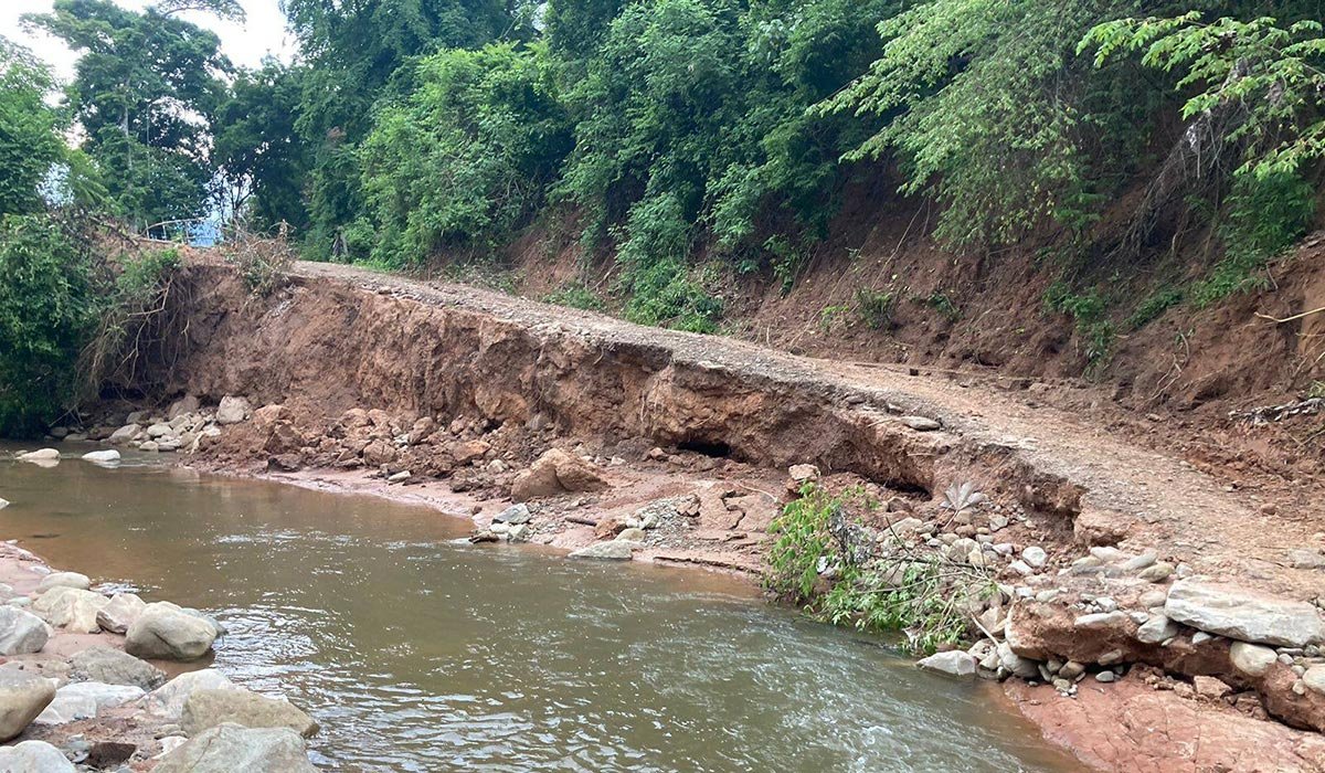 Santa Cruz: 200 familias quedan aisladas tras derrumbes y riadas que cortaron el acceso en el municipio de Cabezas cuatro comunidades de cabezas quedan aisladas por derrumbes y desbordes