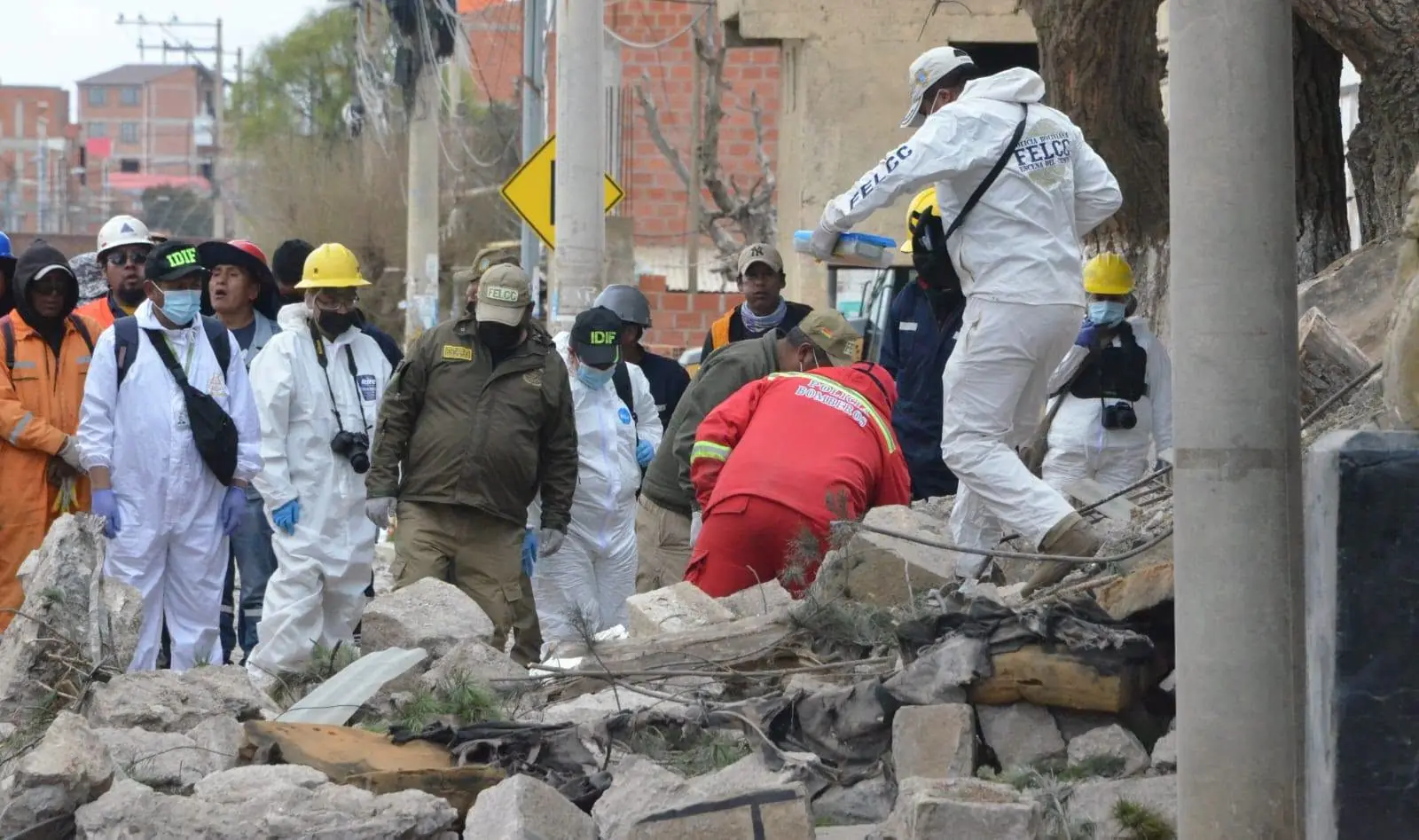 Viacha: concluyen rastrillaje en el cuartel Bolívar sin hallar más cuerpos tras explosiones defensa8