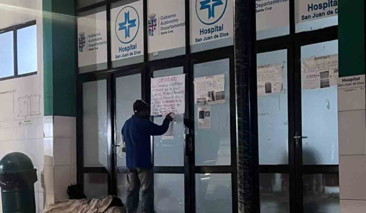 Santa Cruz: trabajadores de salud acatan paro de 24 horas y deja sin consulta a pacientes dia dos del paro de salud en santa cruz gobernacion pide un cuarto intermedio ante la creciente tension 29 07 2025