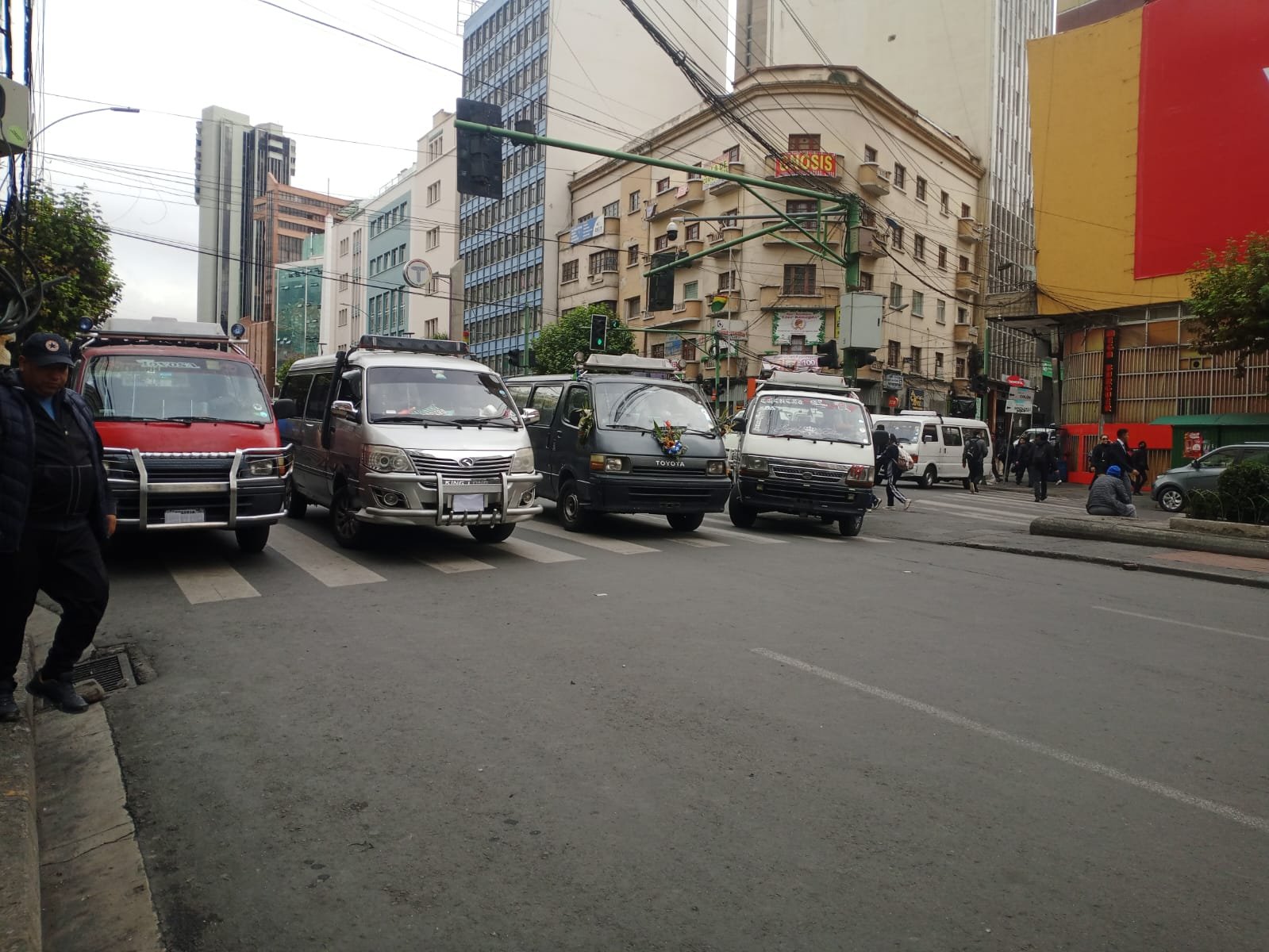 Choferes bloquean el centro paceño por fallas atribuidas a la gasolina e5722a72 3148 457d 9f49 0692e25db838