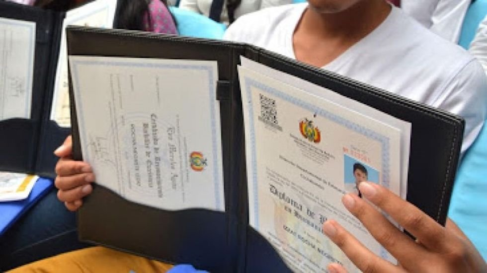 Gobierno implementa el título de bachiller digital con código QR y sin costo ecb3412d ccc7 46bd a597 b4845eab1ffb 1