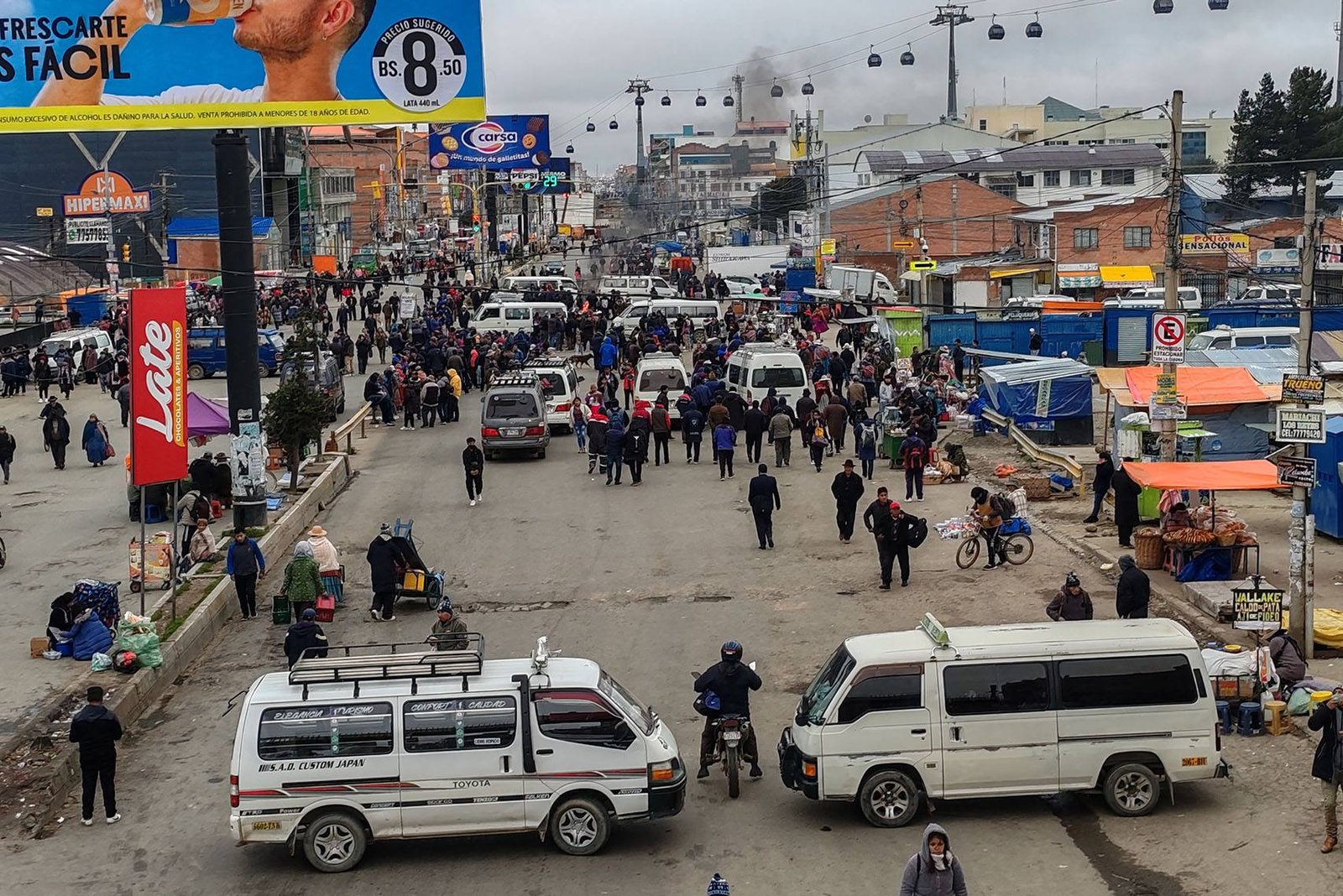Choferes de El Alto declaran cuarto intermedio al paro indefinido por combustible hasta el lunes el alto bloqueo