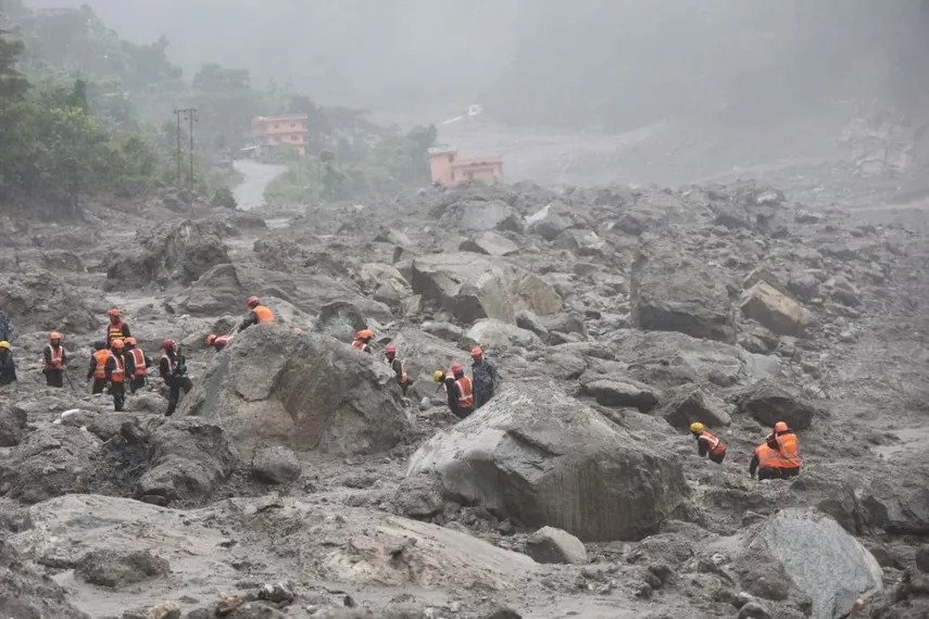 Nepal y China cifran en mil los muertos en la riada mientras buscan miles de desaparecidos europapress 7737227 labores rescate riada nepal