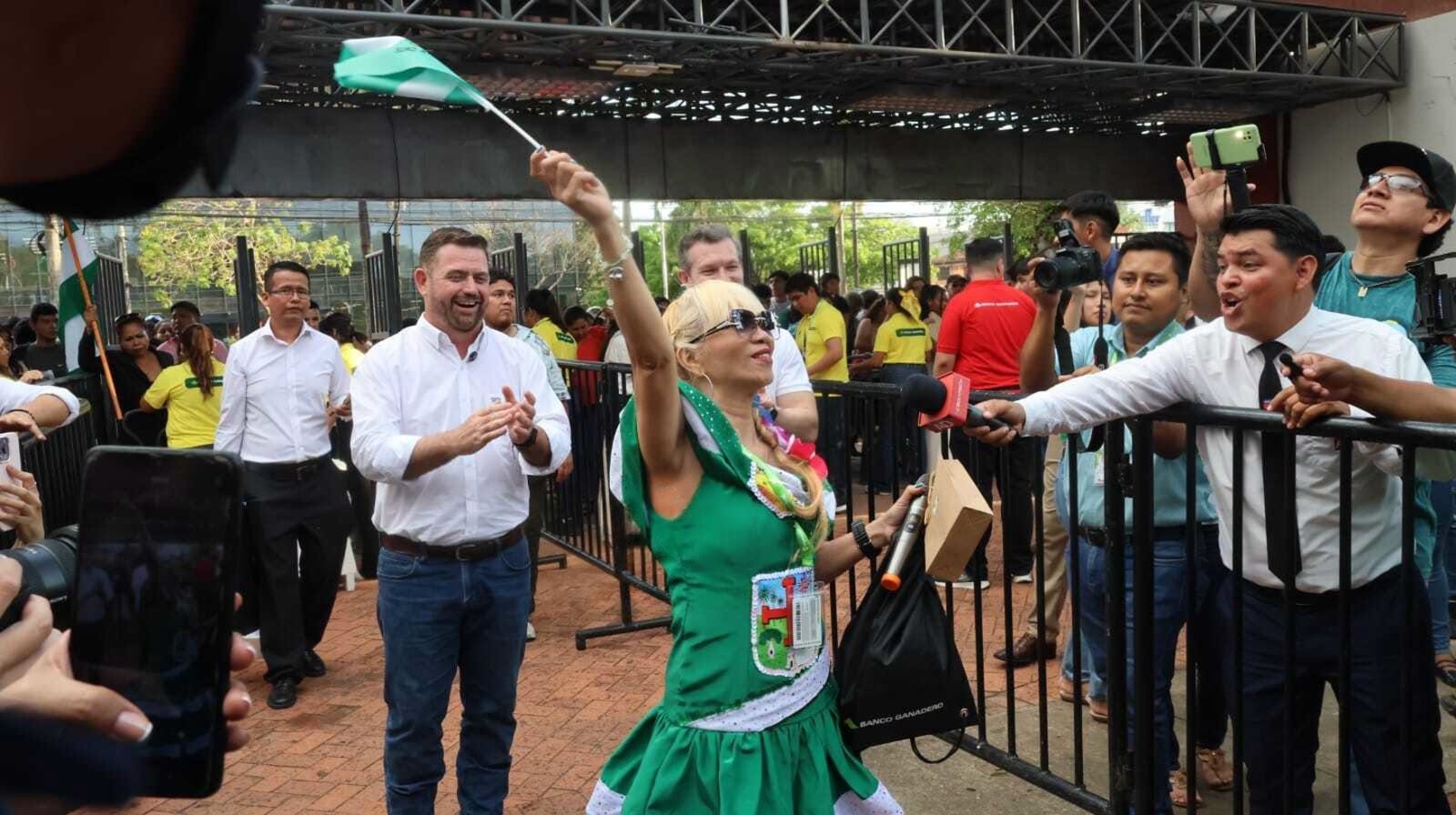 Expocruz 2026 abre sus puertas y su primera visitante es una filipina que acampó casi dos meses