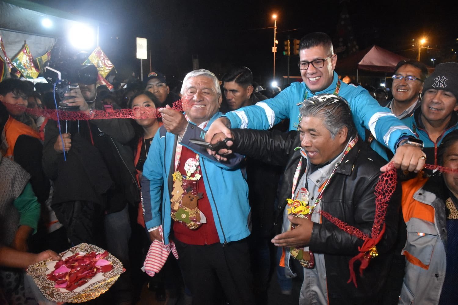 “Gracias por reactivar la economía”: Con un gran show musical se inauguró la Feria Navideña en La Paz feria navidena