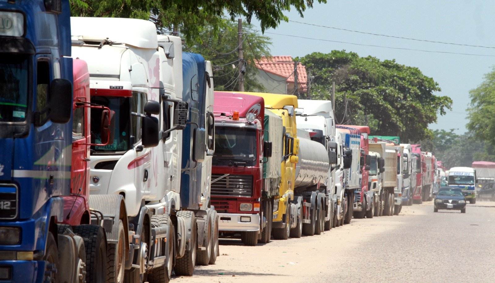 Transporte pesado anuncia proceso penal contra Gobierno por falta de diésel filas de camiones que esperan disel foto ricardo montero 1980968248