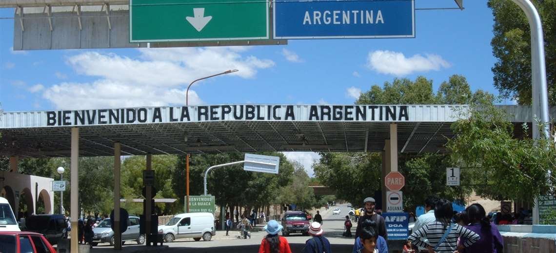 Operativo contra el contrabando generó enfrentamientos en la frontera Bolivia – Argentina hay 200 camiones varados en frontera con