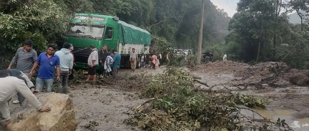 Derrumbes impiden el tránsito vehicular en la carretera entre Cochabamba y Santa Cruz imagen whatsapp image 2025 04 10 at 08 38 101 11633609 20250410131548