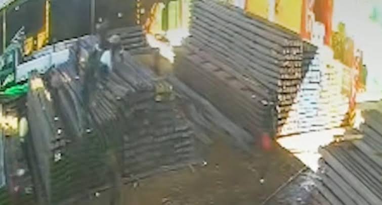 Tres obreros mueren aplastados por pilas de fierro en empresa de El Alto images 62