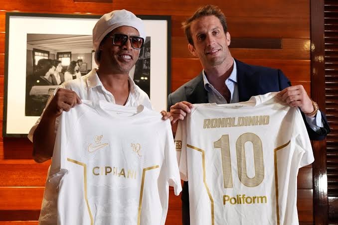 Ronaldinho aterriza en Italia para su presentación como nuevo jugador del Ravenna images 7 1