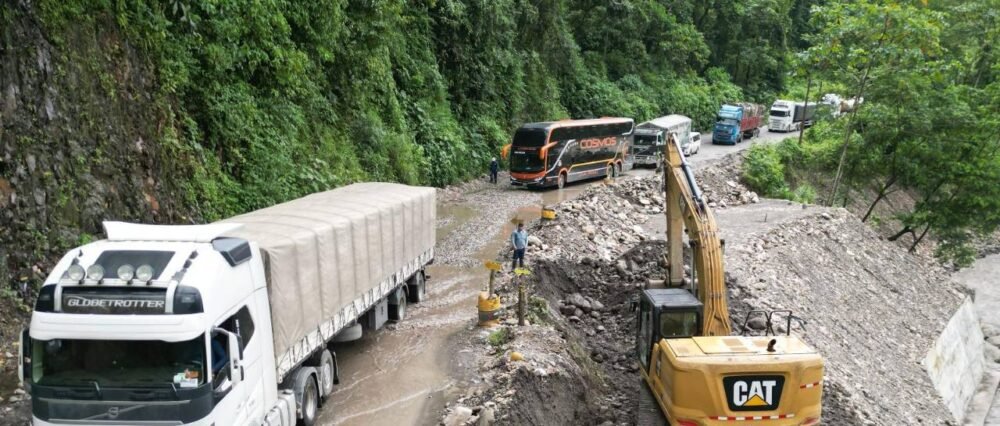 Lluvias provocan derrumbes y complican el tránsito en la nueva y antigua ruta Cochabamba – Santa Cruz img 69c6711835fa9 1000x426 1